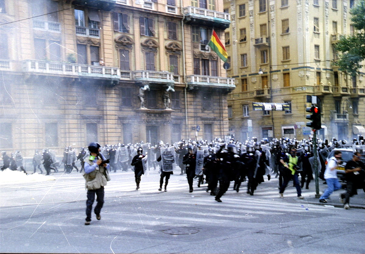 1200px-Genova-G8_2001-Carica_della_polizia