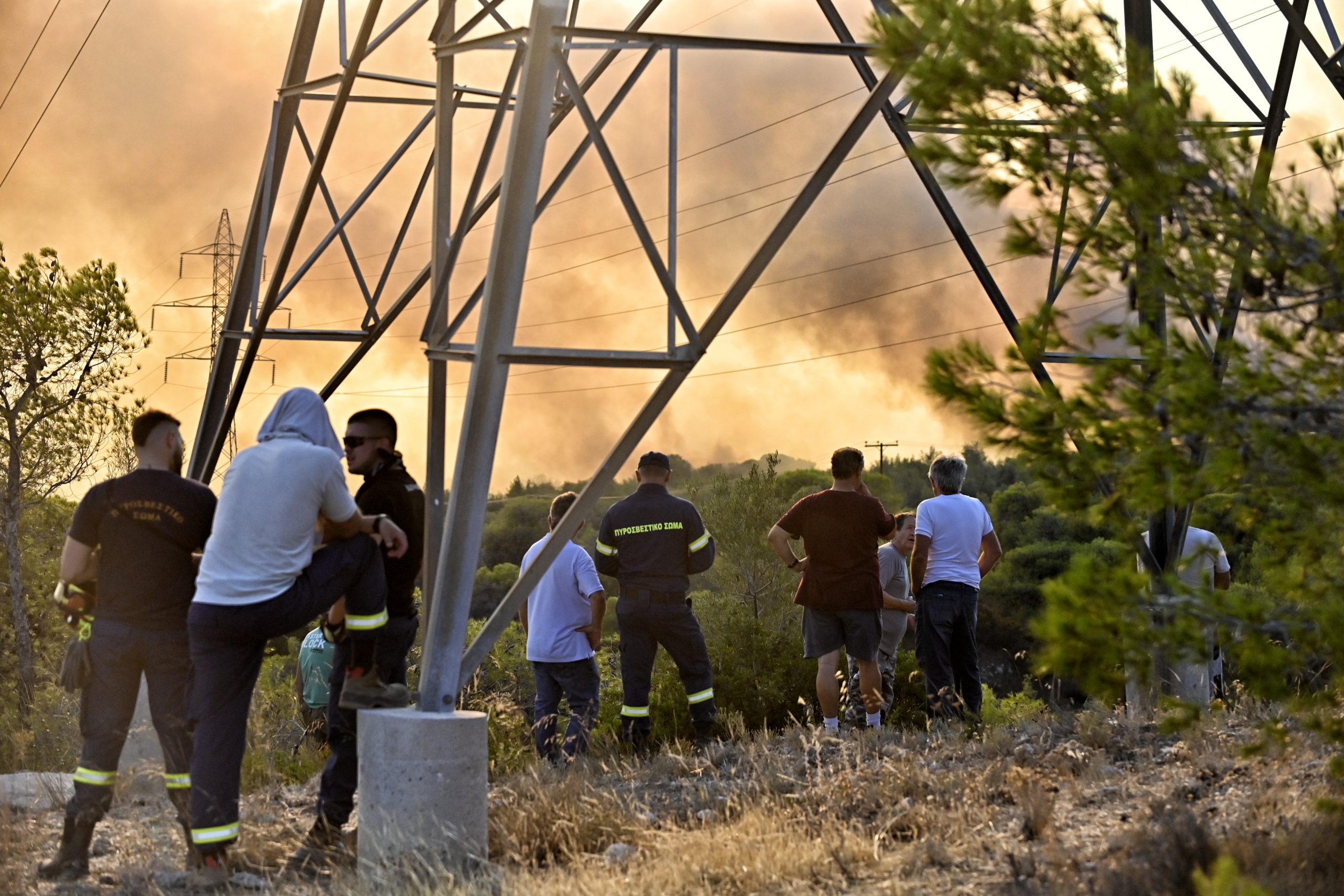 Αδιάκοπη μάχη με τις αναζωπυρώσεις σε Δυτική Αττική και Λουτράκι. Μάχη να μην πλησιάσει η φωτιά τα διυλιστήρια