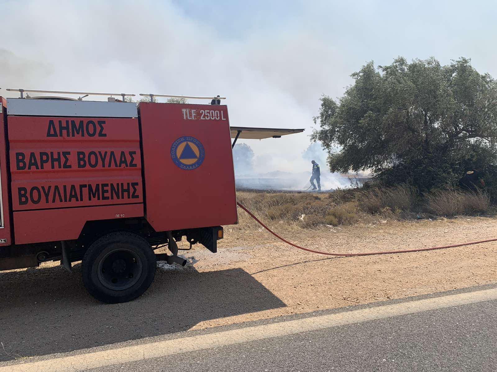 Φωτιά στον Κουβαρά. Καίγονται σπίτια και αυτοκίνητα. Εκκενώθηκαν Λαγονήσι, Σαρωνίδα και Ανάβυσσο