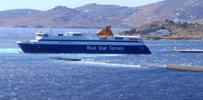 «Μάχη» του Blue Star Paros με τα κύματα.  Η εντυπωσιακή μανούβρα στο λιμάνι της Τήνου (Βίντεο)