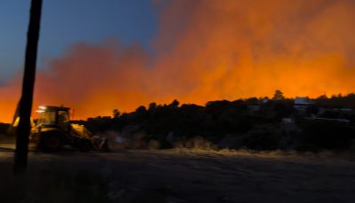 Ρόδος. Οι φλόγες μπήκαν σε χωριά. Συνεχείς εκκενώσεις. Υφ. Ναυτιλίας: 9 χιλιόμετρα το μέτωπο. Δείτε live εικόνα από τη Λίνδο