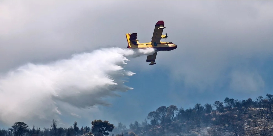 Βίντεο απο τη στιγμή της πτώσης του Canadair στην Κάρυστο. Εικόνες από το σημείο