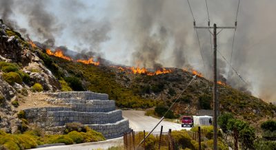 Συνεχίζει να καίει η φωτιά στη ορεινή Νάξο. Ενισχύονται οι πυροσβεστικές δυνάμεις και στην Ιεράπετρα