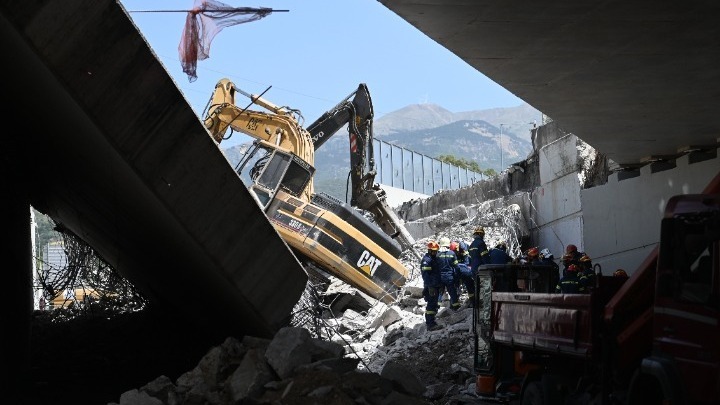Συνεχίζεται η κράτηση των συλληφθέντων για την κατάρρευση της γέφυρας στην Πάτρα. Αναζητείται ο συντονιστής του έργου