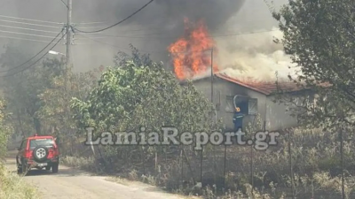 Κάηκαν σπίτια στη Λαμία. Εκκενώνεται το βόρειο τμήμα