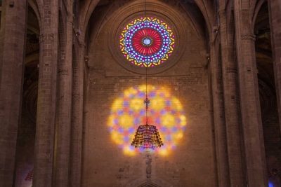 Το εντυπωσιακό φαινόμενο που προσελκύει χιλιάδες πιστούς στον Καθεδρικό της Μαγιόρκα. Το παιχνίδι του φωτός με τον ήλιο