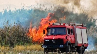 Φωτιά στο Λουτράκι. Εκκενώνονται Καλλιθέα, Πευκιά και Ειρήνη. Έκλεισαν κατασκήνωση με 800 παιδιά