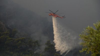 Για τρίτη μέρα συνεχίζεται η φωτιά στα Πιέρια όρη. Οι φλόγες κατευθύνονται στην Κοζάνη