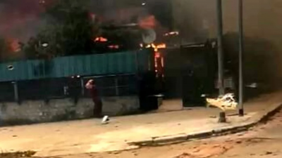 Πυρκαγιά στη Σικελία. Κάηκε σπίτι την ώρα κηδείας, άφησαν το φέρετρο και έφυγαν (βίντεο)