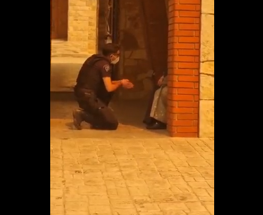 Αστυνομικοί προσπαθούν να πείσουν μοναχές να εκκενώσουν μοναστήρι στη Μάνδρα και αυτές ψάλλουν (Βίντεο)