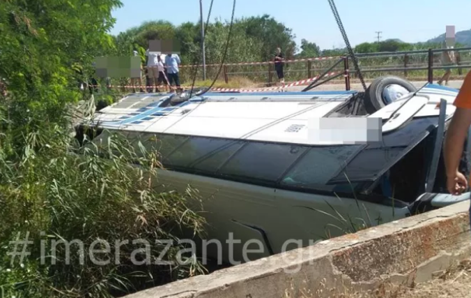 Τουριστικό λεωφορείο έπεσε μέσα σε γεφύρι στην Αγριλιά Ζακύνθου. Δεν υπήρχαν μέσα επιβάτες