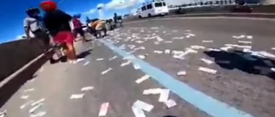 “Έβρεξε” χαρτονομίσματα σε αυτοκινητόδρομο στις Φιλιππίνες. Ο άτυχος μεταφορέας είδε να “κάνουν φτερά” 16 χιλ. ευρώ