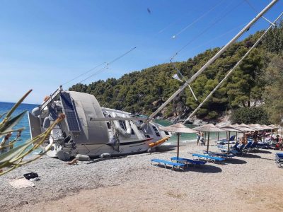 Τουριστικό σκάφος παρασύρθηκε από τους ανέμους στη Σκόπελο και προσάραξε στη στεριά