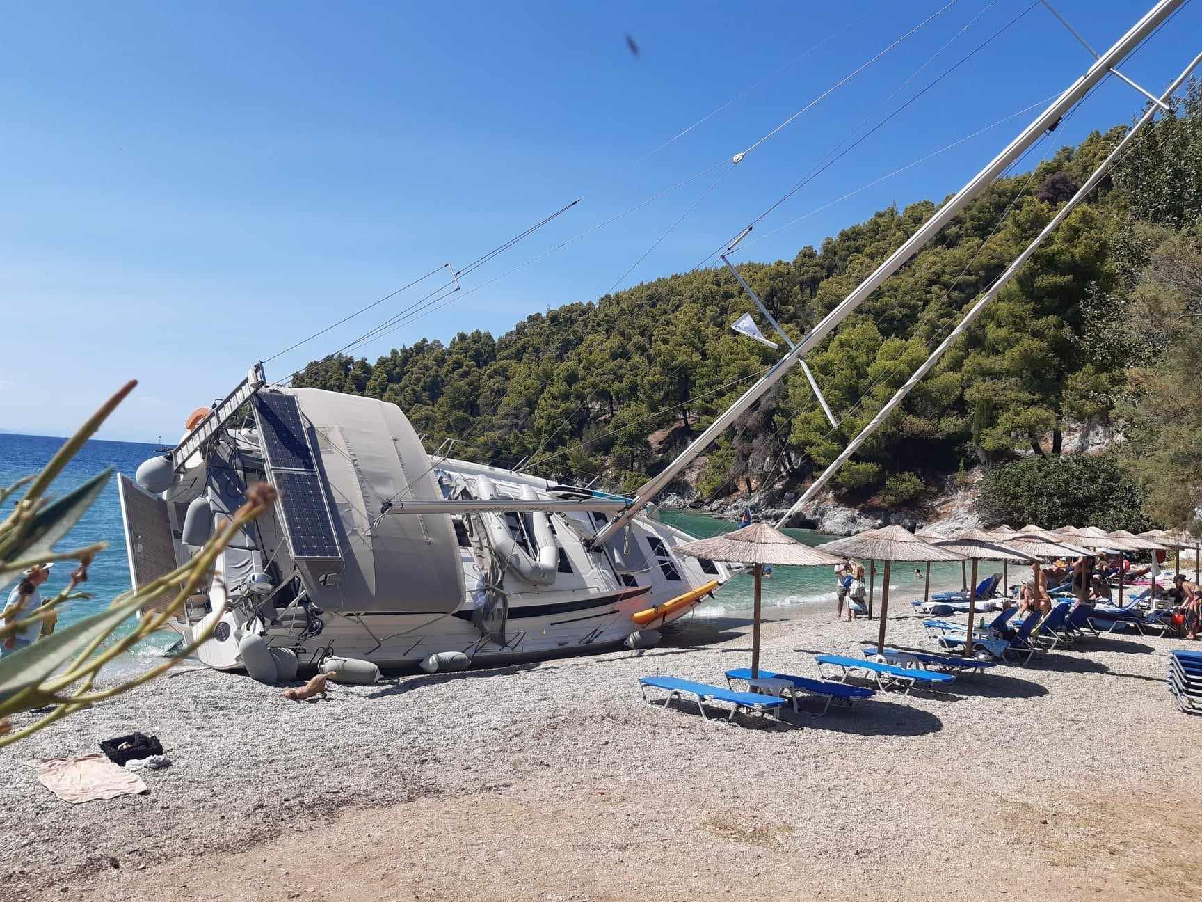 Τουριστικό σκάφος παρασύρθηκε από τους ανέμους στη Σκόπελο και προσάραξε στη στεριά