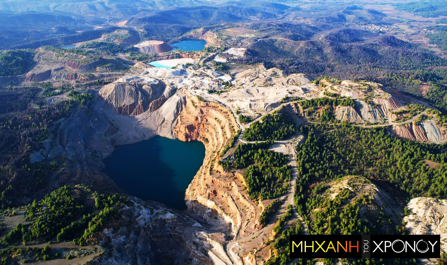 Τα ορυχεία που εγκαταλείφθηκαν και μετατράπηκαν σε λίμνες. Δείτε από ψηλά το κρυφό υπερθέαμα της Εύβοιας (drone)