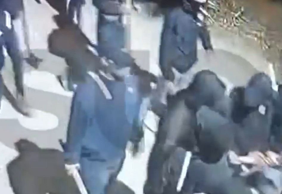 Νέο βίντεο ντοκουμέντο από τα αιματηρά επεισόδια στη Νέα Φιλαδέλφεια.Οι καταθέσεις των αστυνομικών, που δεν πήραν ποτέ εντολή να επέμβουν