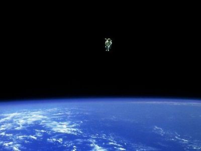 Ο αστροναύτης που αιωρήθηκε στο σύμπαν χωρίς να δεθεί. Η ιστορία πίσω από την εμβληματική διαστημική φωτογραφία