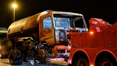 Ταλαιπωρία για χιλιάδες οδηγούς που έμειναν ακινητοποιημένοι στην Αθηνών – Κορίνθου λόγω φωτιάς σε βυτιοφόρο. Η κοινή ανακοίνωση ΕΛ.ΑΣ και Πυροσβεστικής