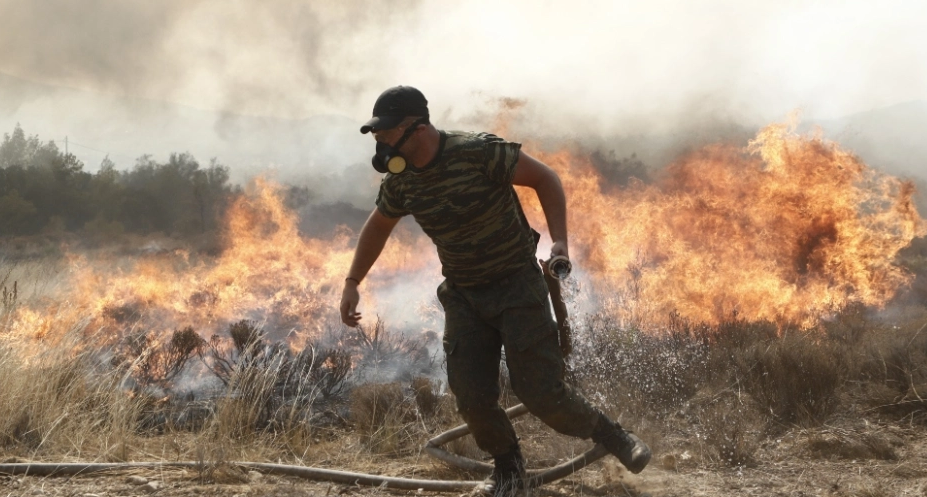 Φωτιά Πάρνηθα. Εκκενώνεται η Αμυγδαλέζα. Μεταφέρονται περίπου 700 μετανάστες. Κοντά στο στρατόπεδο Καποτά οι φλόγες