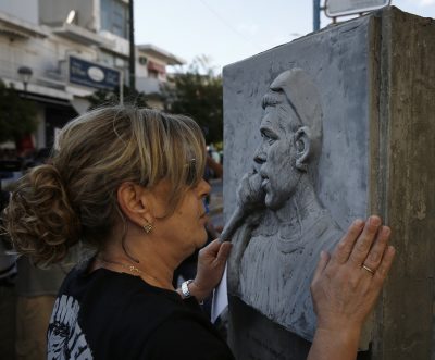 Δέκα χρόνια από τη δολοφονία του Παύλου Φύσσα. Το φιλί της μητέρας του στο μνημείο του. Αντιφασιστικές διαδηλώσεις σε όλη τη χώρα