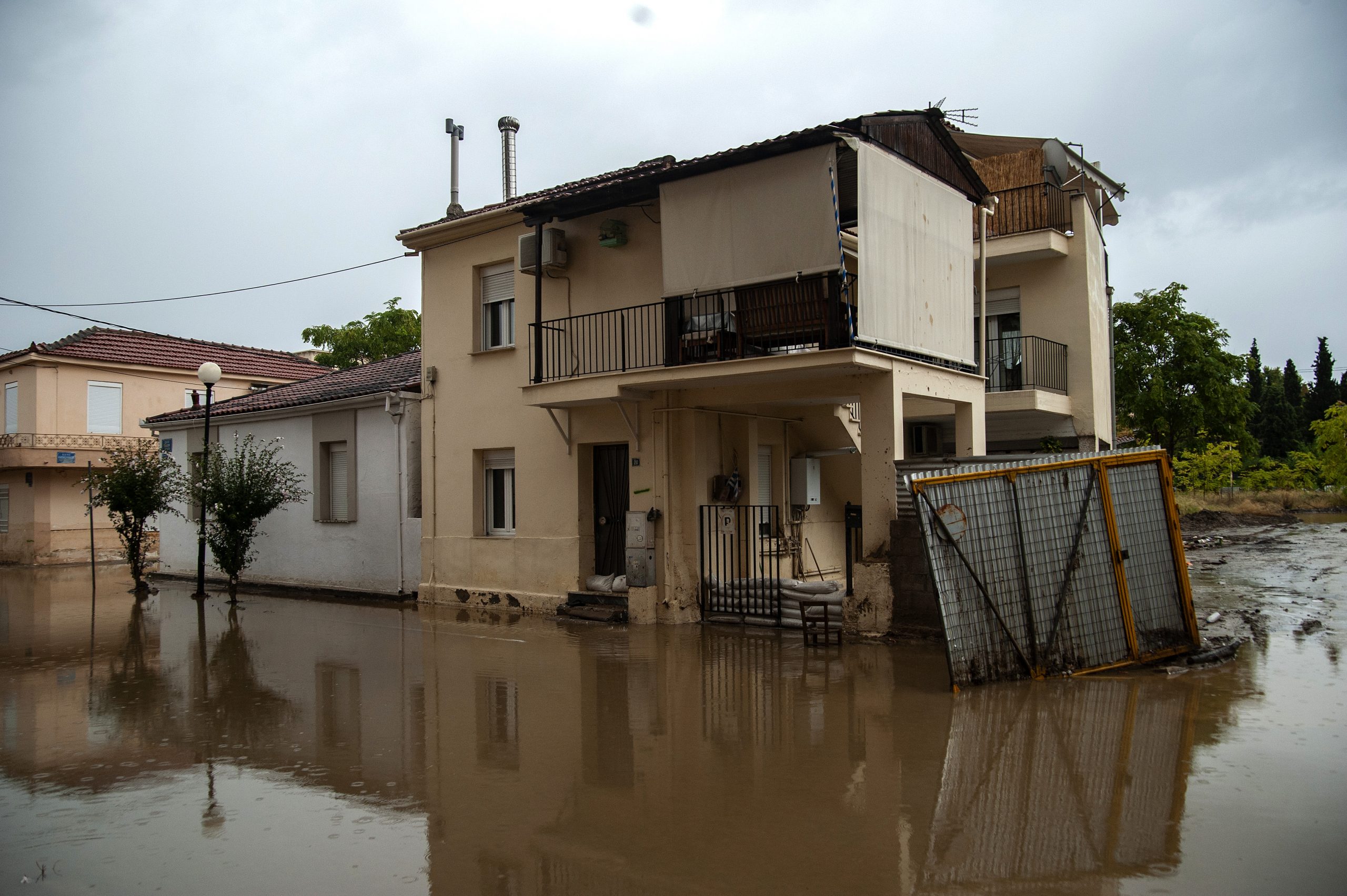 “Όλος ο Βόλος μια λίμνη”. Χωρίς ρεύμα το 80% της πόλης. Πλημμύρισε το νοσοκομείο, ΙΧ παρασύρθηκαν στους δρόμους (βίντεο)