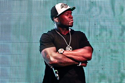 Ο 50 Cent πέταξε μικρόφωνο την ώρα συναυλίας και τραυμάτισε γυναίκα στο πρόσωπο. Σφοδρές αντιδράσεις