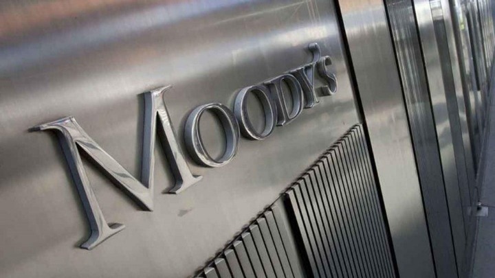 Moody’s. Aναβάθμιση του αξιόχρεου της Ελλάδας κατά δυο βαθμίδες σε Ba1. Ένα σκαλοπάτι από την επενδυτική βαθμίδα