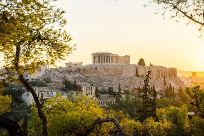 Τουρίστρια από τη Ρουμανία συνελήφθη επειδή επιχείρησε να κλέψει μάρμαρα από την Ακρόπολη