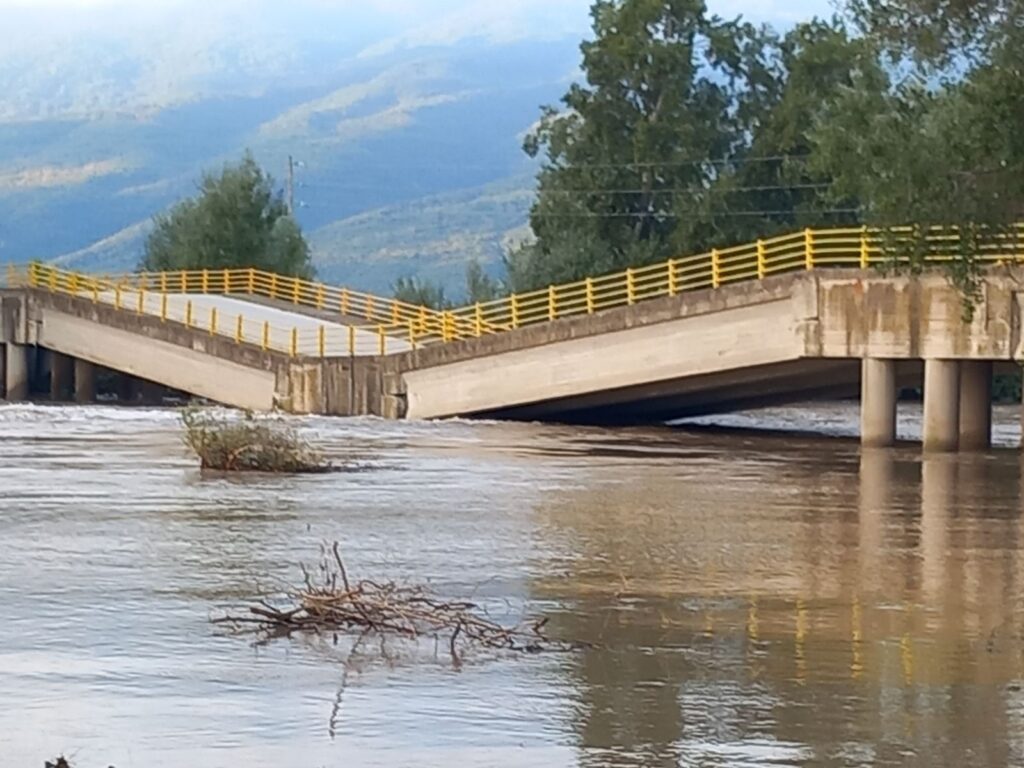 Κατέρρευσε η γέφυρα στον Παλαιόπυργο Λάρισας. Συνδέει παραλιακά χωριά του Δήμου Τεμπών