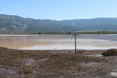 Ανεβαίνει επικίνδυνα η στάθμη του νερού στην λίμνη Κάρλα. Ποια χωριά απειλεί. Ανησυχία για πλημμυρικά φαινόμενα