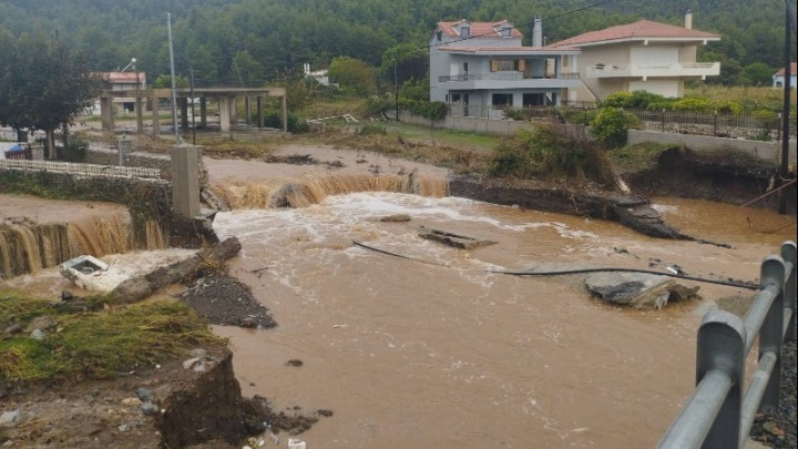 Μεγάλα προβλήματα σε Εύβοια και Βόλο από τις πλημμύρες. Χωρίς οδική πρόσβαση το Νότιο Πήλιο