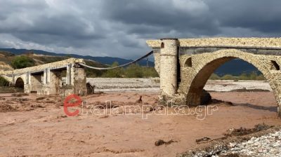 Έπεσε το πέτρινο τοξωτό γεφύρι της Σαρακίνας στην Καλαμπάκα. Πρόσφατα είχε αναστηλωθεί (Φωτο και βίντεο)