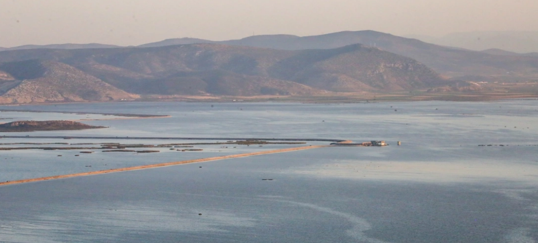 Λίμνη Κάρλα. Εντοπίστηκε και αναγνωρίστηκε η σορός του 43χρονου ψαρά από τον αδερφό του. Συντετριμμένη η μητέρα του