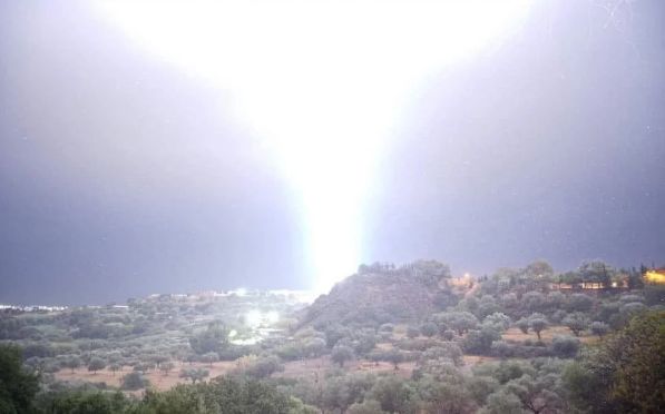 Ρόδος. Συγκλονιστική εικόνα με τον κεραυνό που προκάλεσε τη φωτιά στο Φαληράκι