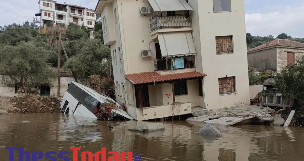 Λεωφορείο που παρασύρθηκε στις πλημμύρες στηρίζει εδώ και 21 μερες τριώροφο σπίτι στο Πήλιο. Τι φοβούνται οι κάτοικοι