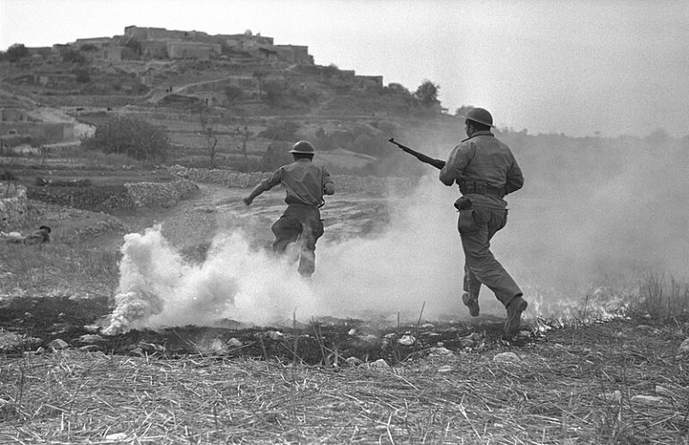 Israeli_soldiers_in_battle_with_the_Arab_village_of_Sassa