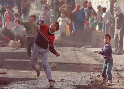 Ιντιφάντα 1987. Όταν Παλαιστίνιοι μαθητές εξεγέρθηκαν με σφεντόνες και πέτρες εναντίον 80.000 Ισραηλινών στρατιωτών