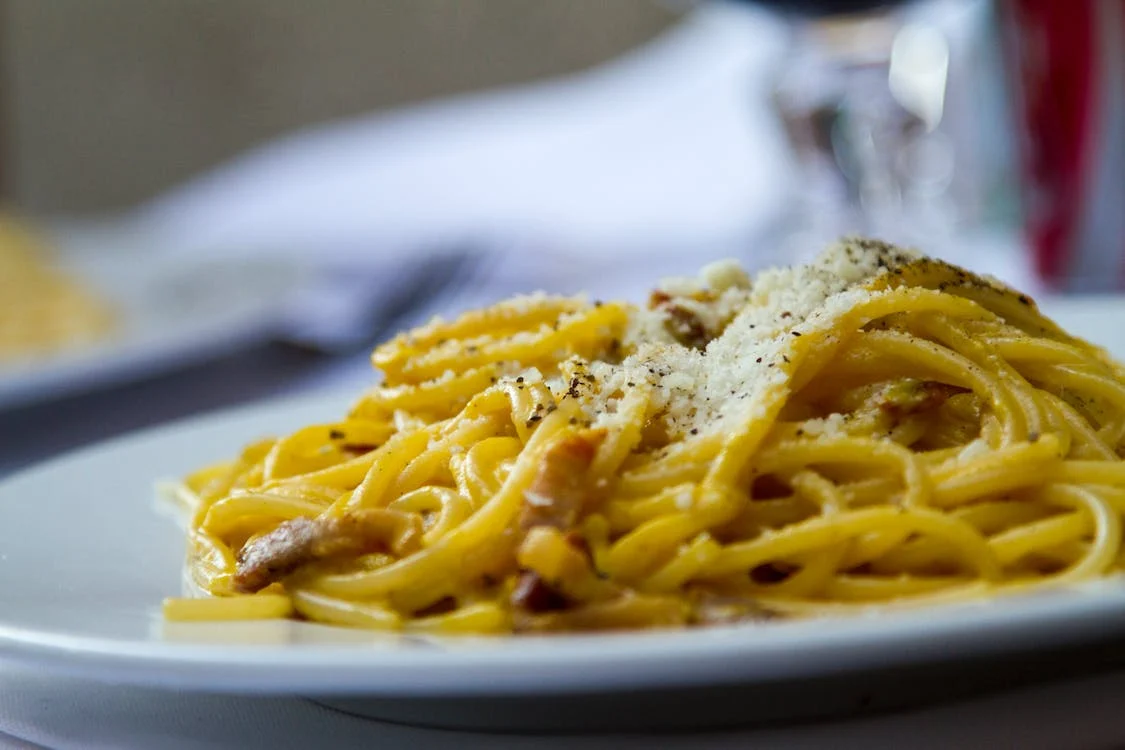 Η παραποιημένη συνταγή της καρμπονάρας που ξεσήκωσε την Ιταλία. Το γαλλικό βίντεο εξαγρίωσε εκατομμύρια Ιταλούς και “κατέβηκε”