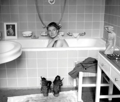 Η πολεμική ανταποκρίτρια Λι Μίλερ που υποδύθηκε η Κέιτ Γουίνσλετ. Πόζαρε γυμνή στην μπανιέρα του Χίτλερ