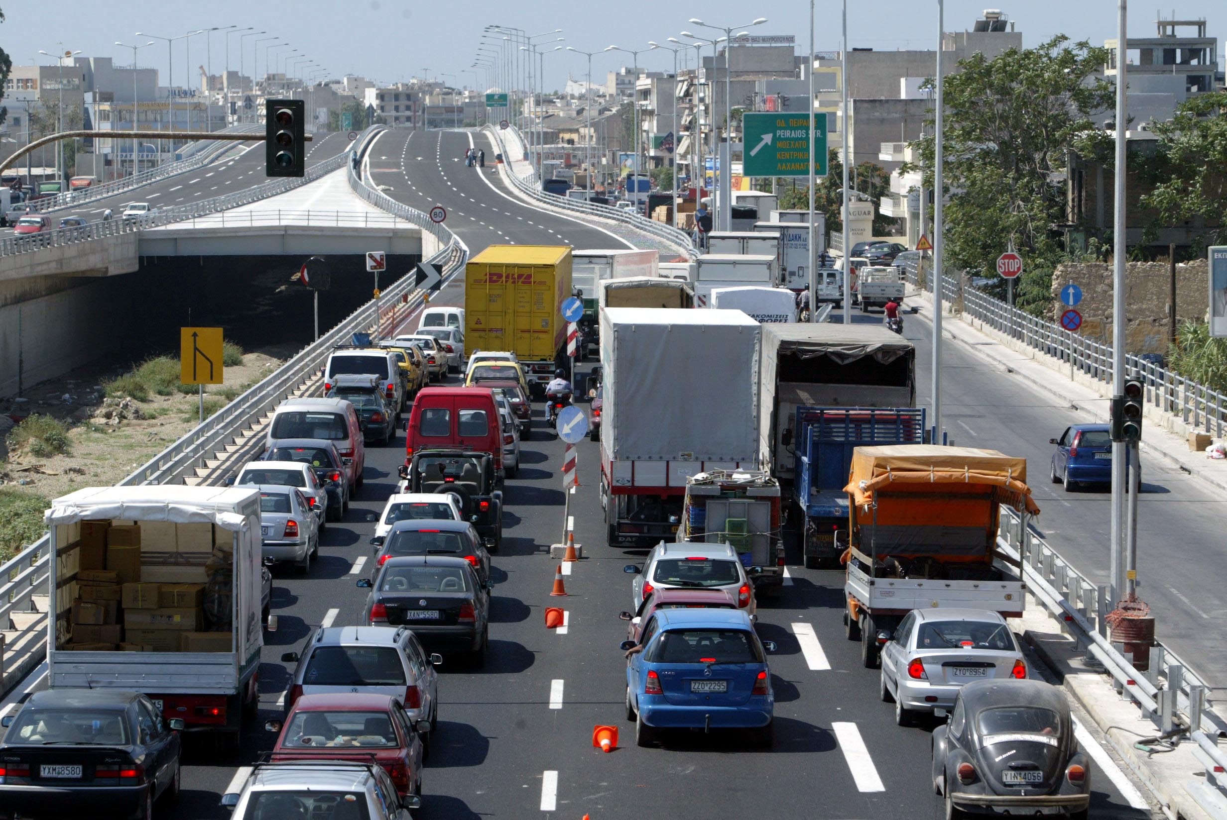 Περιπολίες και γερανοφόρα από σήμερα στη λεωφόρο Κηφισού. Τι ανακοίνωσε ο υπουργός Προστασίας του Πολίτη