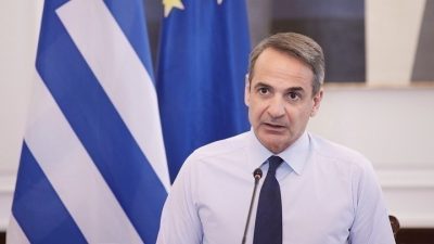 “Ναι” στην υιοθεσία, “όχι” στην παρένθετη μητέρα για τα ομόφυλα ζευγάρια. Τι θα περιλαμβάνει το νέο νομοσχέδιο