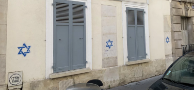 Παρίσι. Άγνωστοι σημάδεψαν σπίτια και καταστήματα Εβραίων με αστέρια του Δαβίδ (φωτο)