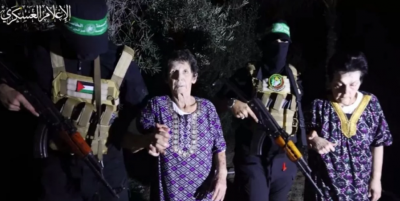 Βίντεο από τη στιγμή που η Χαμάς απελευθέρωσε δυο ηλικιωμένες ομήρους. Κρατούν ακόμα τους συζύγους τους