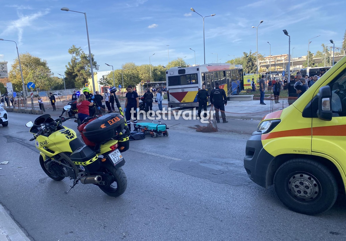 Τροχαίο στη Θεσσαλονίκη με μία νεκρή. Λεωφορείο βγήκε στο αντίθετο ρεύμα και παρέσυρε οχήματα