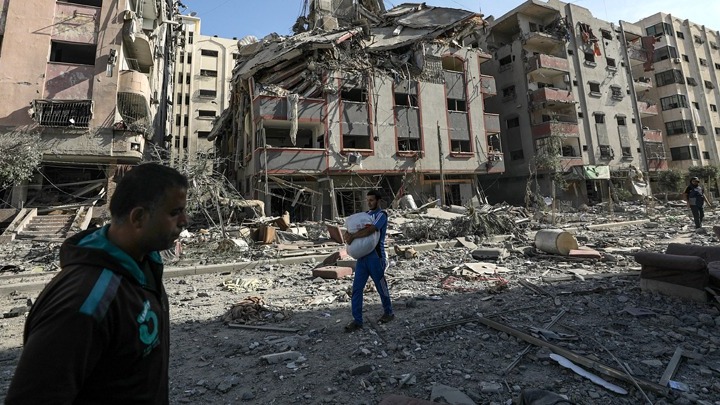 “Κομμένη στα δύο” η Λωρίδα της Γάζας. Σχεδόν 10.000 άμαχοι νεκροί, σύμφωνα με τη Χαμάς. Ανθρωπιστική βοήθεια έστειλε η Ελλάδα