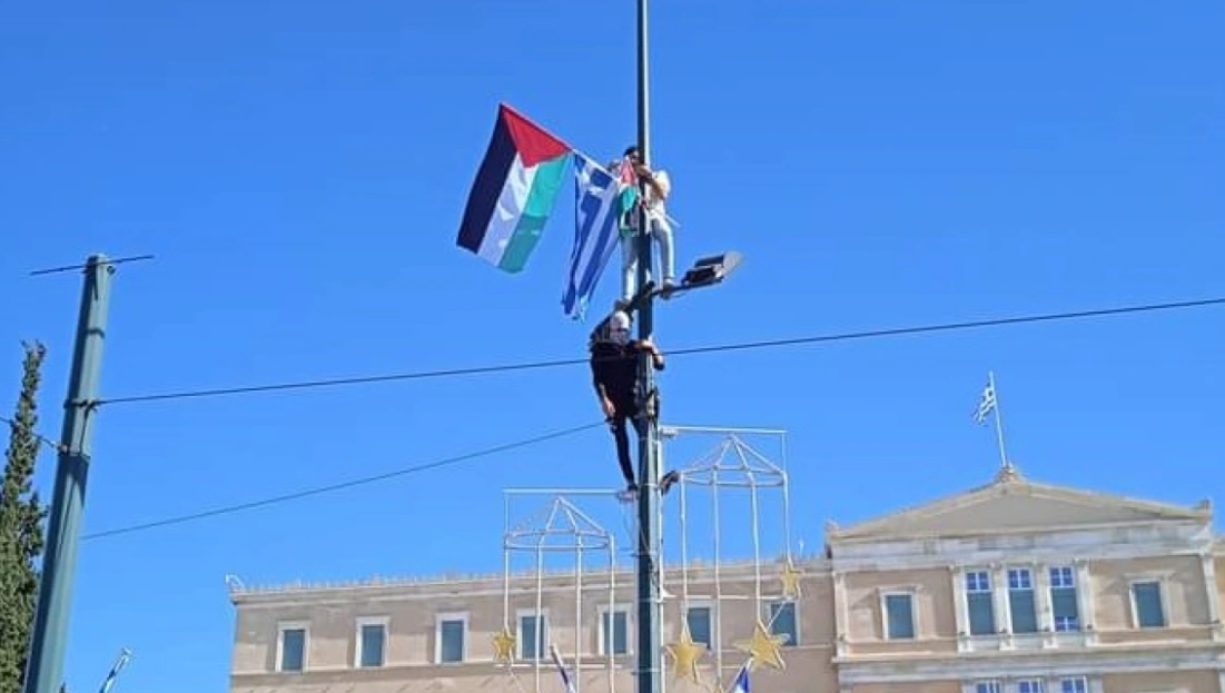 Συνελήφθη  22χρονος Παλαιστίνιος που ανέβασε σημαία της χώρας του στο Σύνταγμα