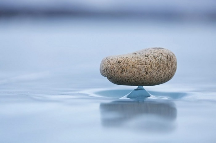 Το σπάνιο φαινόμενο στη λίμνη Βαϊκάλη. Οι πέτρες που «αψηφούν» τον νόμο της βαρύτητας. Η επιστημονική εξήγηση