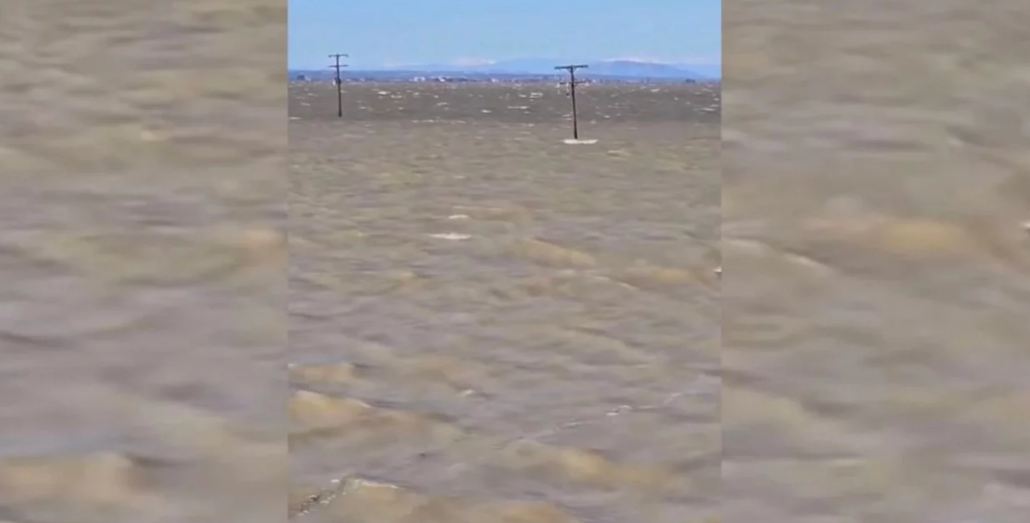 Βίντεο με τη λίμνη Κάρλα να μοιάζει με φουρτουνιασμένη θάλασσα. Καλύπτει εκτάσεις που άλλοτε ήταν χωράφια