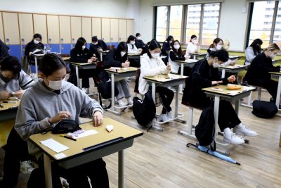Νοτιοκορεάτες μαθητές μήνυσαν την κυβέρνηση, επειδή οι επόπτες διέκοψαν την εξέτασή τους 90 δευτερόλεπτα νωρίτερα