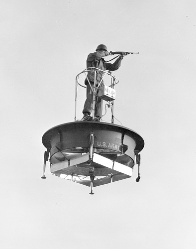 Οι ιπτάμενοι στρατιώτες του ’50. Τα πειράματα των Αμερικανών με αεροσκάφη τύπου drone που πετούσαν μαζί με τους χειριστές